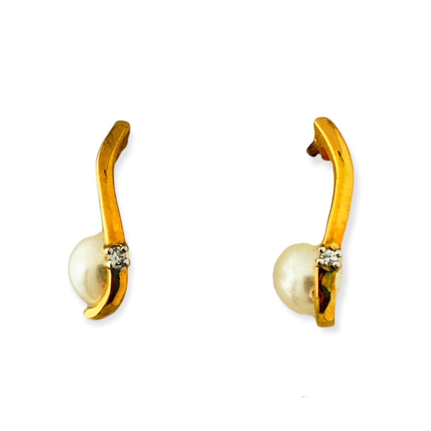 Pendientes chapados en oro amarillo de 18kt adornado con perla cultivada 