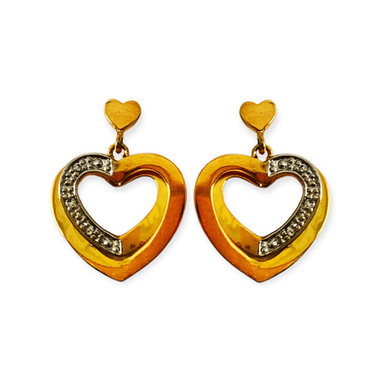 Pendientes chapados en oro amarillo 18kt motivo corazon. Cierre en presion.